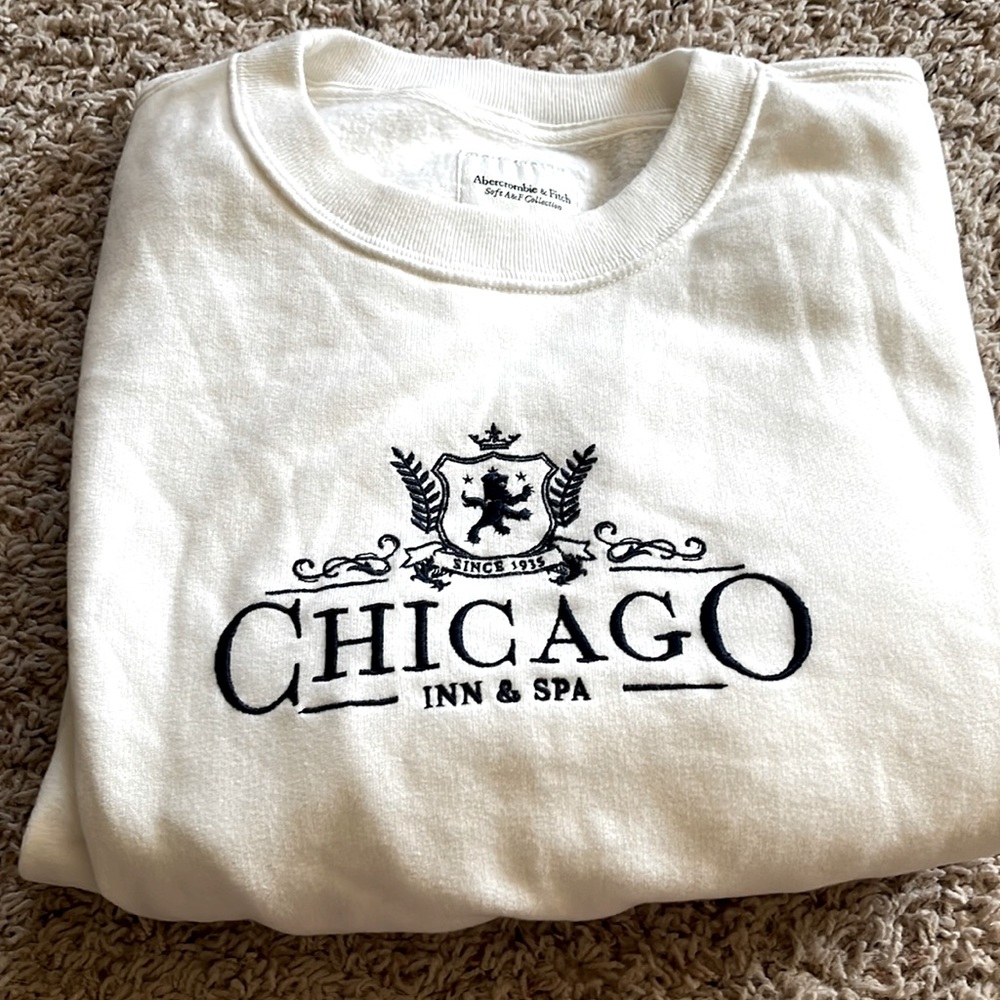 Abercrombie Chicago embroidered crewneck sweatshirt white size medium
